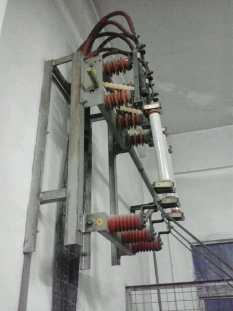 六氟化硫断路器在高压电力系统中的应用越来越广泛，但面对众多品牌和型号，如何选择合适的断路器成了工程师们的一大难题。今天就让我们一起深入了解这款设备，并通过案例分析来帮助大家更好地做出决策。